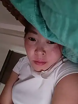 Yiyoongg Adlı Modelin Canlı Sohbet Odası