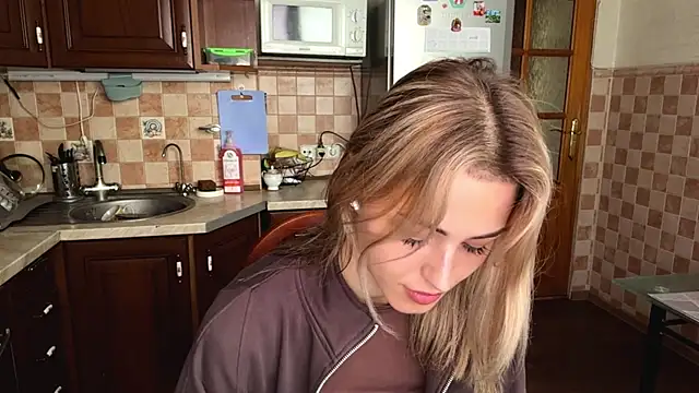 Evva_mayy's Live Chat Room