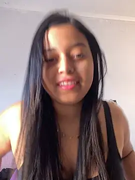 Emmily_hott Adlı Modelin Canlı Sohbet Odası