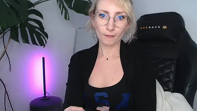 CinderellaMoon's Live Chat Room