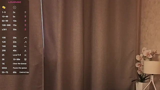 Emily_Lews Adlı Modelin Canlı Sohbet Odası