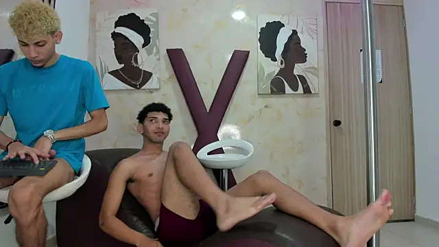 Seks show uživo modela YOUNG_BOYS_HELL na kameri