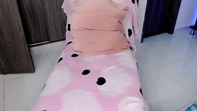 חדר צ'אט בשידור חי של Queen_Genevieve