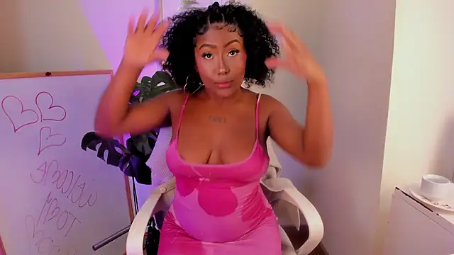 Emma_Dancer Adlı Modelin Canlı Sohbet Odası