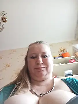 חדר צ'אט בשידור חי של KiraStanton