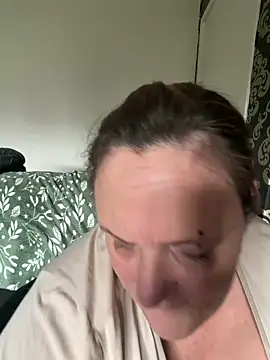 Busty-GilfQuinn লাইভ চ্যাট রুম