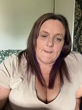 Busty-GilfQuinn Adlı Modelin Canlı Sohbet Odası