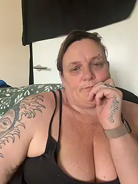 Busty-GilfQuinnn Live chat-huone