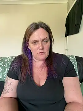 Busty-GilfQuinn লাইভ চ্যাট রুম