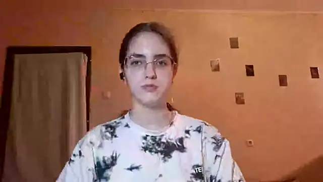 Katelemon Adlı Modelin Canlı Sohbet Odası