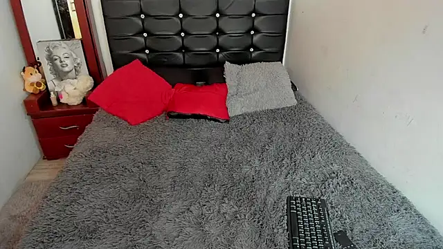 LatinaQueen23 чат на живо