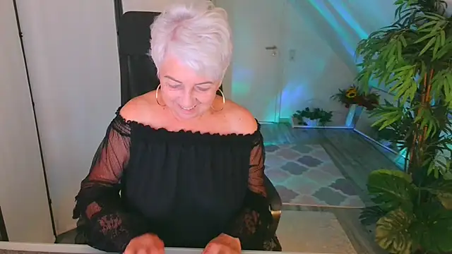 LovelyHelena Adlı Modelin Canlı Sohbet Odası