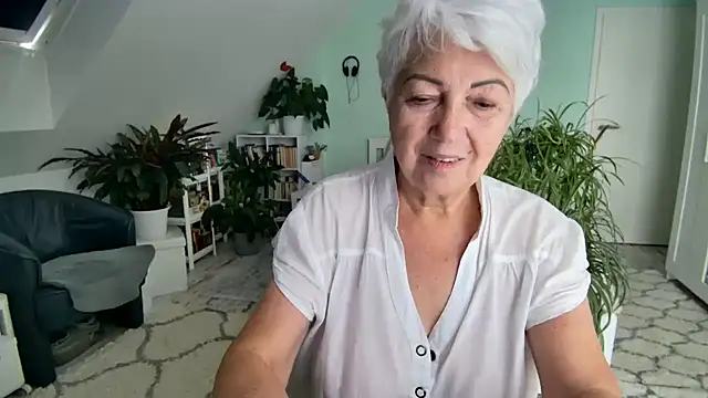 LovelyHelena Adlı Modelin Canlı Sohbet Odası