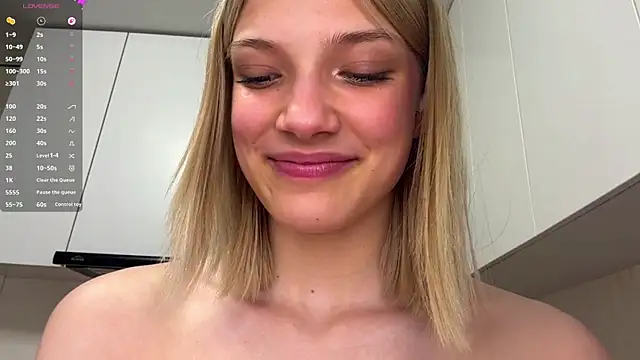 Carolini_i Adlı Modelin Canlı Sohbet Odası