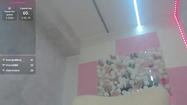EmberLuna_ Adlı Modelin Canlı Sohbet Odası