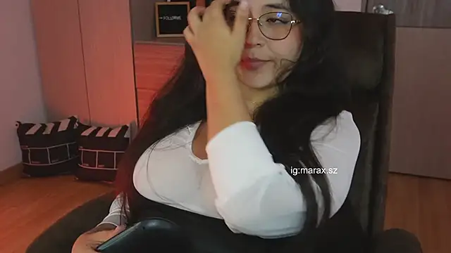 חדר צ'אט בשידור חי של Mara_HugeAss