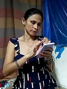 חדר צ'אט בשידור חי של yuliitza4