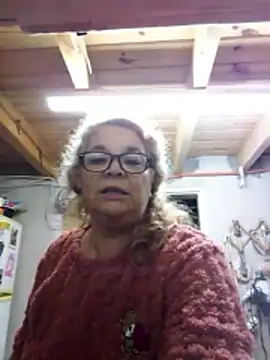 momismilf544 Adlı Modelin Canlı Sohbet Odası