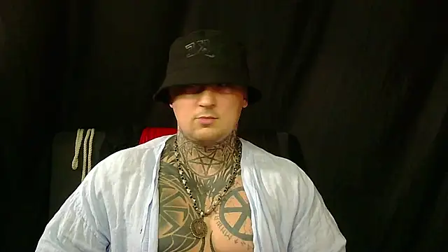Seks show uživo modela devilWithTats na kameri