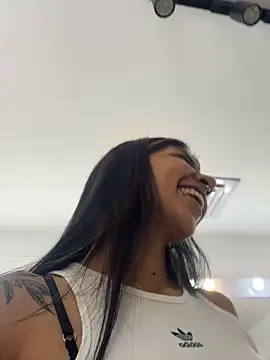 חדר צ'אט בשידור חי של VioletaHills_