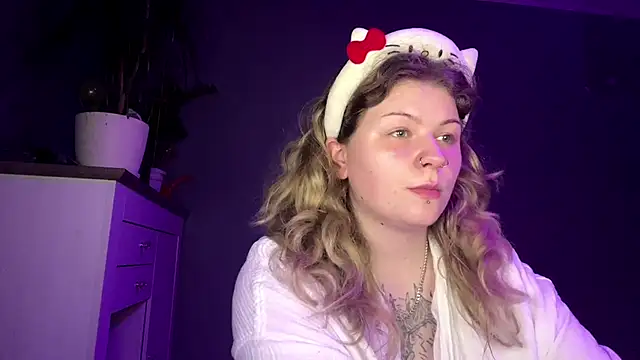 YoungAlina Adlı Modelin Canlı Sohbet Odası