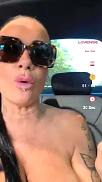 Seks show uživo modela WifeWithPermission na kameri
