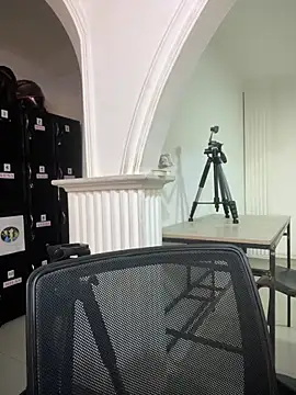 Emi_rousse Adlı Modelin Canlı Sohbet Odası