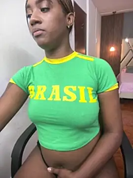 Emi_rousse লাইভ চ্যাট রুম