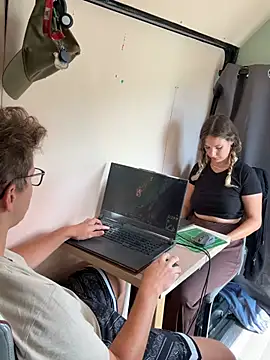 Seks show uživo modela ancouple90s na kameri