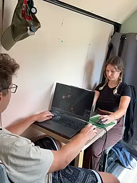 Seks show uživo modela ancouple90s na kameri