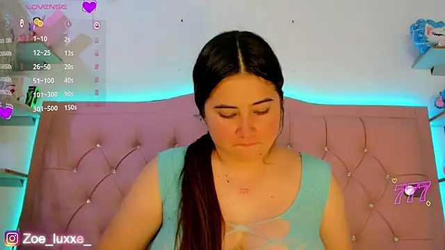 Zoe_Luxxe_'s Live Chat Room