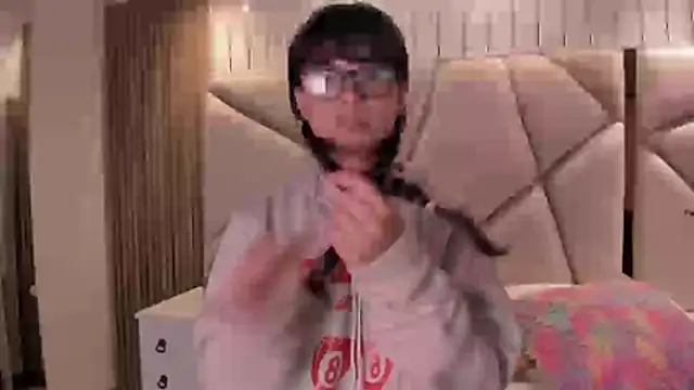חדר צ'אט בשידור חי של chloe_larson