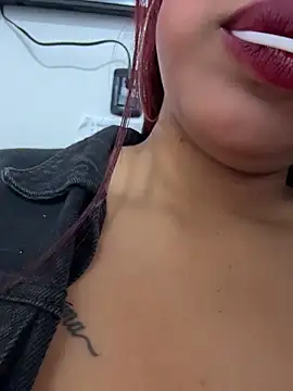 חדר צ'אט בשידור חי של Cherry_Charlottee