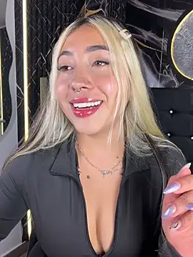 ManuelaVeeleez's Live Chat Room