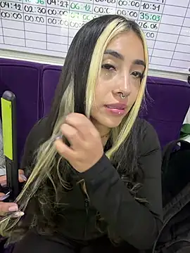 ManuelaVeeleez's Live Chat Room