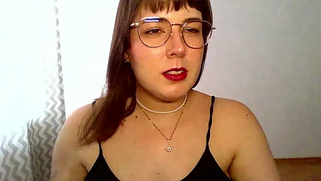 חדר צ'אט בשידור חי של ClaraHard