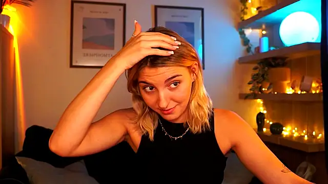 חדר צ'אט בשידור חי של tiny_pixieee