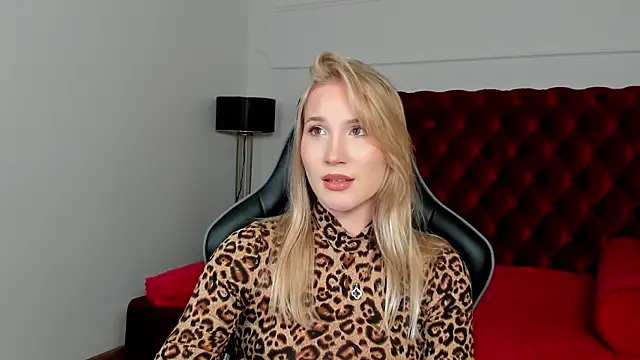 ElaraVoltage Adlı Modelin Canlı Sohbet Odası