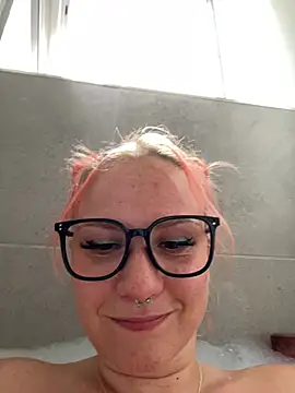 Fiebie_licious_'s Live Chat Room