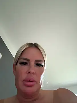 Juliaboobqueen – live chatrum