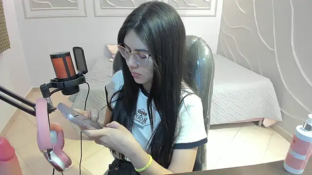 Cloebennet013's Live Chat Room