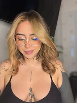 חדר צ'אט בשידור חי של CarolQueen1_