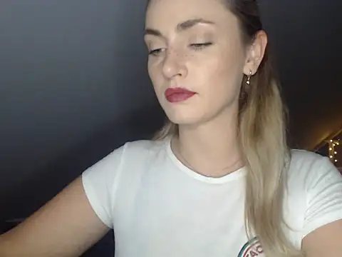 ScarlettSensitive Adlı Modelin Canlı Sohbet Odası