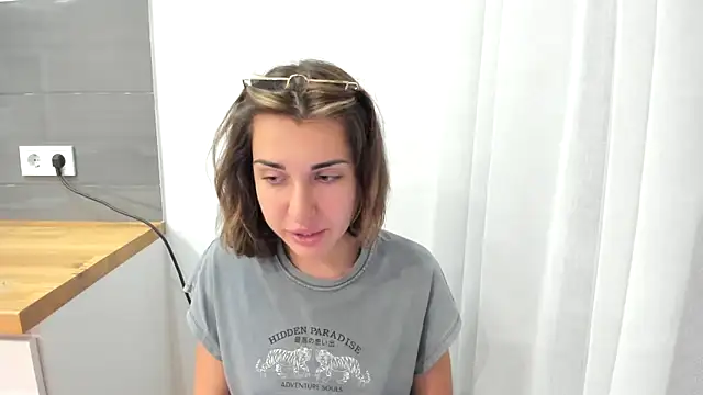 summmmersky1's Live Chat Room