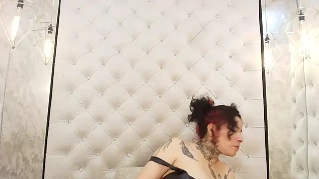 غرفة دردشة LadyMiax المباشرة
