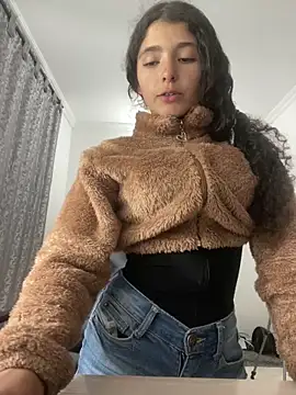 Linda-323 Adlı Modelin Canlı Sohbet Odası