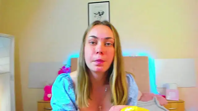 MelanieCuty লাইভ চ্যাট রুম