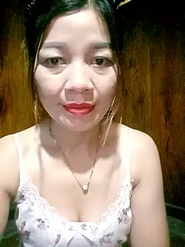 Yiyi102300 Adlı Modelin Canlı Sohbet Odası