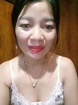 Yiyi102300's Live Chat Room