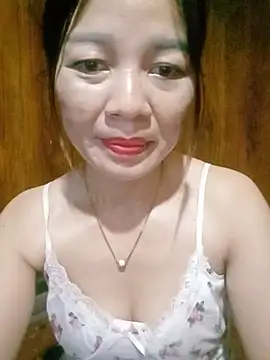 Yiyi102300 Adlı Modelin Canlı Sohbet Odası